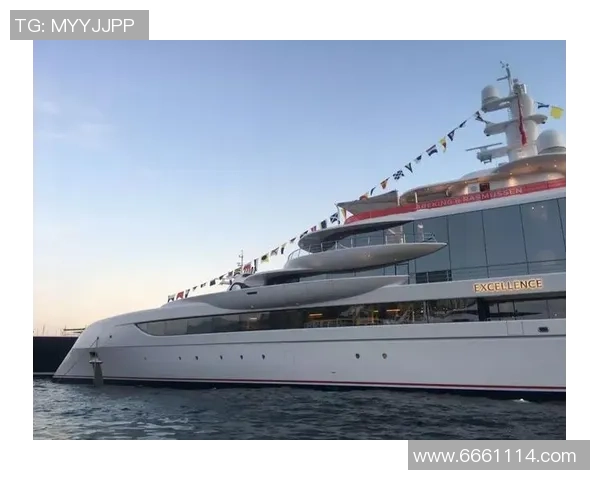 足球明星与豪华游艇的亲密合影展现运动与奢华的完美结合